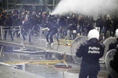 16 Aralık 2018'de Belçika'nın Başkenti Brüksel'de Marakeş Göç Paktı'nı protesto eden aşırı sağcı lar çevik kuvvetle çatıştı.