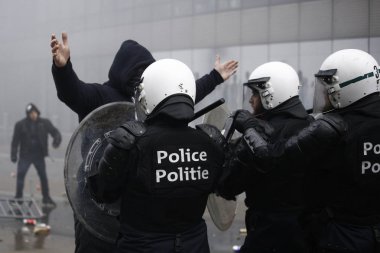 16 Aralık 2018'de Belçika'nın Başkenti Brüksel'de Marakeş Göç Paktı'nı protesto eden aşırı sağcı lar çevik kuvvetle çatıştı.