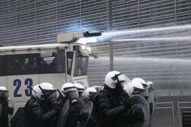16 Aralık 2018'de Belçika'nın Başkenti Brüksel'de Marakeş Göç Paktı'nı protesto eden aşırı sağcı lar çevik kuvvetle çatıştı.