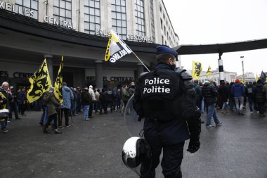 16 Aralık 2018'de Belçika'nın başkenti Brüksel'de Marakeş Göç Paktı'nı protesto eden aşırı sağcı destekçiler, Flanders bayrağını sallıyor.