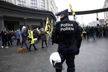 16 Aralık 2018'de Belçika'nın başkenti Brüksel'de Marakeş Göç Paktı'nı protesto eden aşırı sağcı destekçiler, Flanders bayrağını sallıyor.