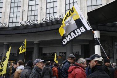 16 Aralık 2018'de Belçika'nın başkenti Brüksel'de Marakeş Göç Paktı'nı protesto eden aşırı sağcı destekçiler, Flanders bayrağını sallıyor.