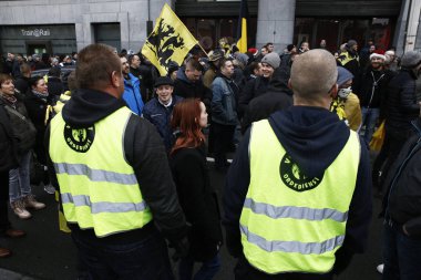 16 Aralık 2018'de Belçika'nın başkenti Brüksel'de Marakeş Göç Paktı'nı protesto eden aşırı sağcı destekçiler, Flanders bayrağını sallıyor.