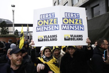 16 Aralık 2018'de Belçika'nın başkenti Brüksel'de Marakeş Göç Paktı'nı protesto eden aşırı sağcı destekçiler, Flanders bayrağını sallıyor.