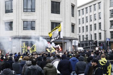 16 Aralık 2018'de Belçika'nın başkenti Brüksel'de Marakeş Göç Paktı'nı protesto eden aşırı sağcı destekçiler, Flanders bayrağını sallıyor.
