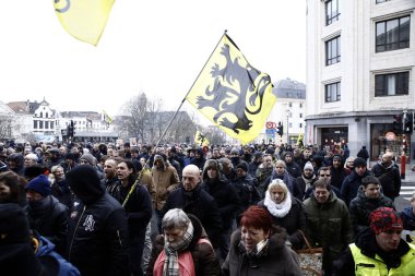 16 Aralık 2018'de Belçika'nın başkenti Brüksel'de Marakeş Göç Paktı'nı protesto eden aşırı sağcı destekçiler, Flanders bayrağını sallıyor.