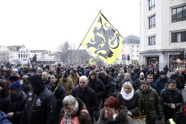16 Aralık 2018'de Belçika'nın başkenti Brüksel'de Marakeş Göç Paktı'nı protesto eden aşırı sağcı destekçiler, Flanders bayrağını sallıyor.