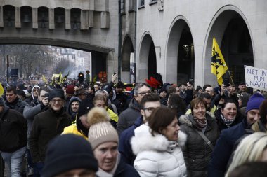 16 Aralık 2018'de Belçika'nın başkenti Brüksel'de Marakeş Göç Paktı'nı protesto eden aşırı sağcı destekçiler, Flanders bayrağını sallıyor.