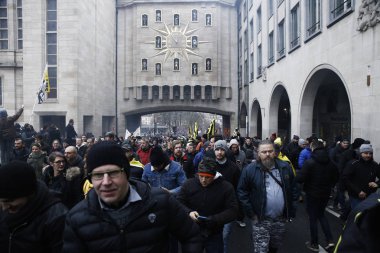 16 Aralık 2018'de Belçika'nın başkenti Brüksel'de Marakeş Göç Paktı'nı protesto eden aşırı sağcı destekçiler, Flanders bayrağını sallıyor.