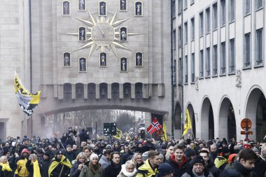 16 Aralık 2018'de Belçika'nın başkenti Brüksel'de Marakeş Göç Paktı'nı protesto eden aşırı sağcı destekçiler, Flanders bayrağını sallıyor.