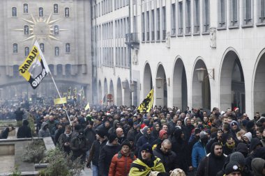 16 Aralık 2018'de Belçika'nın başkenti Brüksel'de Marakeş Göç Paktı'nı protesto eden aşırı sağcı destekçiler, Flanders bayrağını sallıyor.