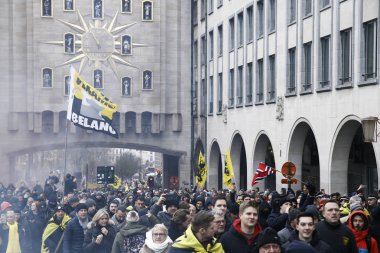 16 Aralık 2018'de Belçika'nın başkenti Brüksel'de Marakeş Göç Paktı'nı protesto eden aşırı sağcı destekçiler, Flanders bayrağını sallıyor.