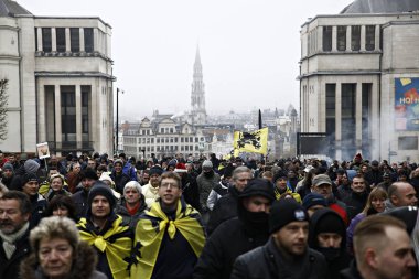 16 Aralık 2018'de Belçika'nın başkenti Brüksel'de Marakeş Göç Paktı'nı protesto eden aşırı sağcı destekçiler, Flanders bayrağını sallıyor.