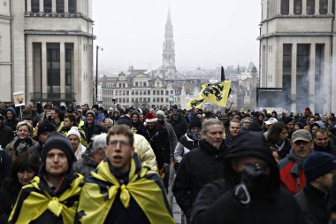 16 Aralık 2018'de Belçika'nın başkenti Brüksel'de Marakeş Göç Paktı'nı protesto eden aşırı sağcı destekçiler, Flanders bayrağını sallıyor.