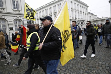 16 Aralık 2018'de Belçika'nın başkenti Brüksel'de Marakeş Göç Paktı'nı protesto eden aşırı sağcı destekçiler, Flanders bayrağını sallıyor.