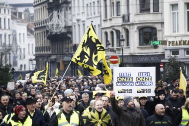 16 Aralık 2018'de Belçika'nın başkenti Brüksel'de Marakeş Göç Paktı'nı protesto eden aşırı sağcı destekçiler, Flanders bayrağını sallıyor.