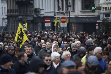 16 Aralık 2018'de Belçika'nın başkenti Brüksel'de Marakeş Göç Paktı'nı protesto eden aşırı sağcı destekçiler, Flanders bayrağını sallıyor.