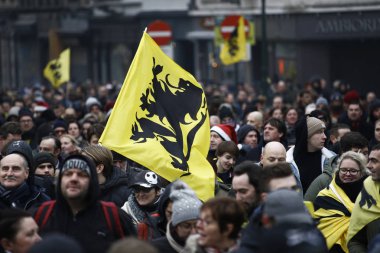 16 Aralık 2018'de Belçika'nın başkenti Brüksel'de Marakeş Göç Paktı'nı protesto eden aşırı sağcı destekçiler, Flanders bayrağını sallıyor.