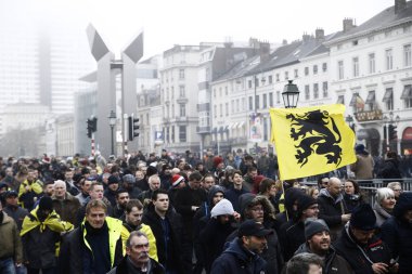 16 Aralık 2018'de Belçika'nın başkenti Brüksel'de Marakeş Göç Paktı'nı protesto eden aşırı sağcı destekçiler, Flanders bayrağını sallıyor.