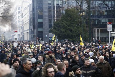 16 Aralık 2018'de Belçika'nın başkenti Brüksel'de Marakeş Göç Paktı'nı protesto eden aşırı sağcı destekçiler, Flanders bayrağını sallıyor.