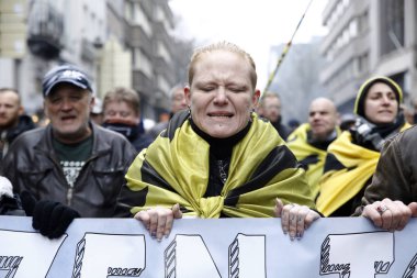 16 Aralık 2018'de Belçika'nın başkenti Brüksel'de Marakeş Göç Paktı'nı protesto eden aşırı sağcı destekçiler, Flanders bayrağını sallıyor.