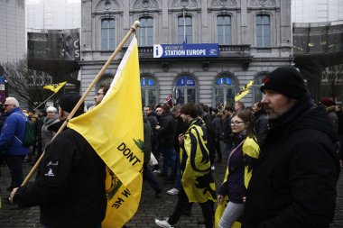 16 Aralık 2018'de Belçika'nın başkenti Brüksel'de Marakeş Göç Paktı'nı protesto eden aşırı sağcı destekçiler, Flanders bayrağını sallıyor.