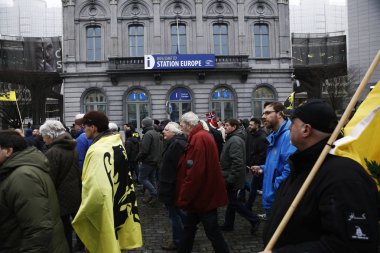 16 Aralık 2018'de Belçika'nın başkenti Brüksel'de Marakeş Göç Paktı'nı protesto eden aşırı sağcı destekçiler, Flanders bayrağını sallıyor.