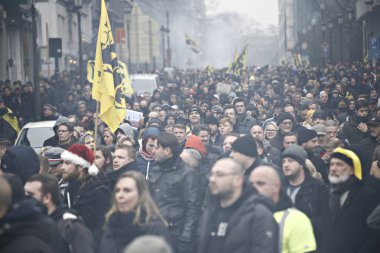 16 Aralık 2018'de Belçika'nın başkenti Brüksel'de Marakeş Göç Paktı'nı protesto eden aşırı sağcı destekçiler, Flanders bayrağını sallıyor.