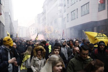 16 Aralık 2018'de Belçika'nın başkenti Brüksel'de Marakeş Göç Paktı'nı protesto eden aşırı sağcı destekçiler, Flanders bayrağını sallıyor.