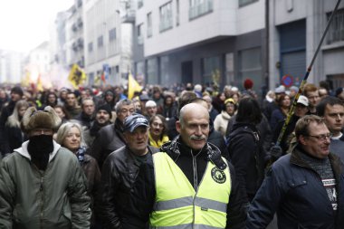 16 Aralık 2018'de Belçika'nın başkenti Brüksel'de Marakeş Göç Paktı'nı protesto eden aşırı sağcı destekçiler, Flanders bayrağını sallıyor.