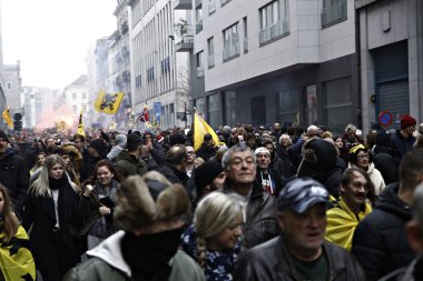 16 Aralık 2018'de Belçika'nın başkenti Brüksel'de Marakeş Göç Paktı'nı protesto eden aşırı sağcı destekçiler, Flanders bayrağını sallıyor.