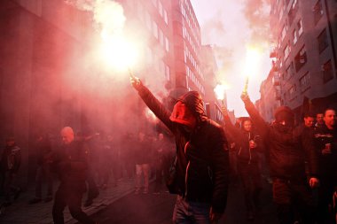 16 Aralık 2018'de Belçika'nın başkenti Brüksel'de Marakeş Göç Paktı'nı protesto eden aşırı sağcı destekçiler, Flanders bayrağını sallıyor.