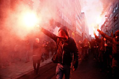 16 Aralık 2018'de Belçika'nın başkenti Brüksel'de Marakeş Göç Paktı'nı protesto eden aşırı sağcı destekçiler, Flanders bayrağını sallıyor.