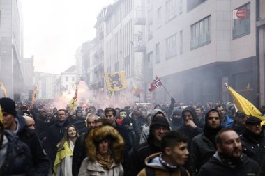 16 Aralık 2018'de Belçika'nın başkenti Brüksel'de Marakeş Göç Paktı'nı protesto eden aşırı sağcı destekçiler, Flanders bayrağını sallıyor.