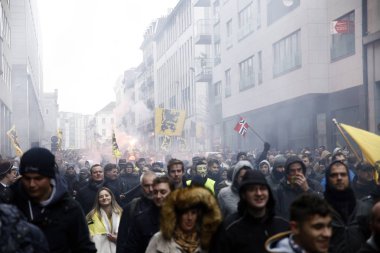 16 Aralık 2018'de Belçika'nın başkenti Brüksel'de Marakeş Göç Paktı'nı protesto eden aşırı sağcı destekçiler, Flanders bayrağını sallıyor.