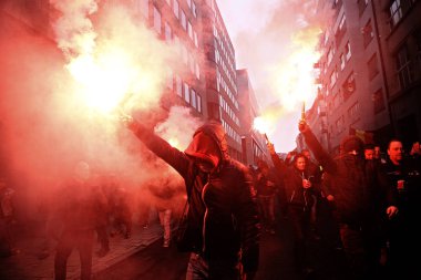 16 Aralık 2018'de Belçika'nın başkenti Brüksel'de Marakeş Göç Paktı'nı protesto eden aşırı sağcı destekçiler, Flanders bayrağını sallıyor.