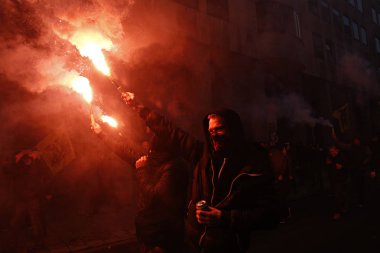 16 Aralık 2018'de Belçika'nın başkenti Brüksel'de Marakeş Göç Paktı'nı protesto eden aşırı sağcı destekçiler, Flanders bayrağını sallıyor.