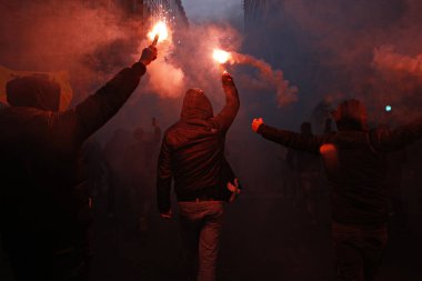 16 Aralık 2018'de Belçika'nın başkenti Brüksel'de Marakeş Göç Paktı'nı protesto eden aşırı sağcı destekçiler, Flanders bayrağını sallıyor.