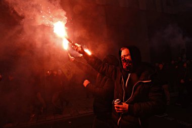 16 Aralık 2018'de Belçika'nın başkenti Brüksel'de Marakeş Göç Paktı'nı protesto eden aşırı sağcı destekçiler, Flanders bayrağını sallıyor.