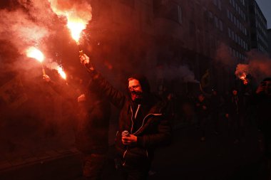 16 Aralık 2018'de Belçika'nın başkenti Brüksel'de Marakeş Göç Paktı'nı protesto eden aşırı sağcı destekçiler, Flanders bayrağını sallıyor.
