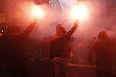 16 Aralık 2018'de Belçika'nın başkenti Brüksel'de Marakeş Göç Paktı'nı protesto eden aşırı sağcı destekçiler, Flanders bayrağını sallıyor.