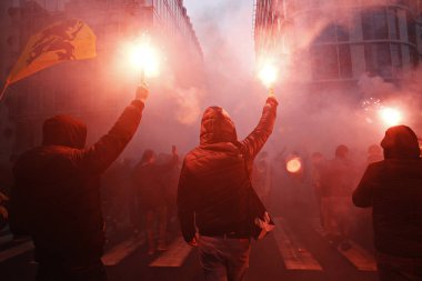 16 Aralık 2018'de Belçika'nın başkenti Brüksel'de Marakeş Göç Paktı'nı protesto eden aşırı sağcı destekçiler, Flanders bayrağını sallıyor.