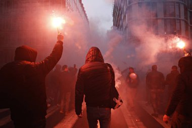 16 Aralık 2018'de Belçika'nın başkenti Brüksel'de Marakeş Göç Paktı'nı protesto eden aşırı sağcı destekçiler, Flanders bayrağını sallıyor.