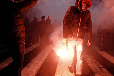 16 Aralık 2018'de Belçika'nın başkenti Brüksel'de Marakeş Göç Paktı'nı protesto eden aşırı sağcı destekçiler, Flanders bayrağını sallıyor.