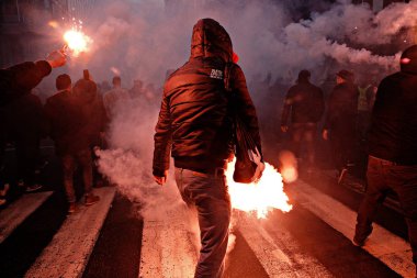 16 Aralık 2018'de Belçika'nın başkenti Brüksel'de Marakeş Göç Paktı'nı protesto eden aşırı sağcı destekçiler, Flanders bayrağını sallıyor.