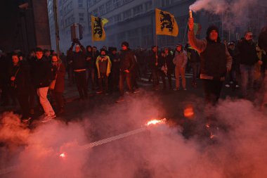16 Aralık 2018'de Belçika'nın başkenti Brüksel'de Marakeş Göç Paktı'nı protesto eden aşırı sağcı destekçiler, Flanders bayrağını sallıyor.