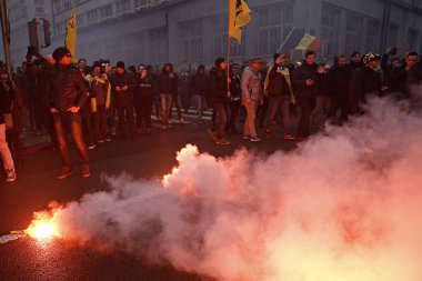 16 Aralık 2018'de Belçika'nın başkenti Brüksel'de Marakeş Göç Paktı'nı protesto eden aşırı sağcı destekçiler, Flanders bayrağını sallıyor.