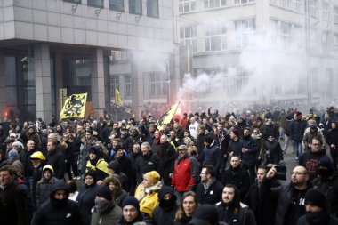 16 Aralık 2018'de Belçika'nın başkenti Brüksel'de Marakeş Göç Paktı'nı protesto eden aşırı sağcı destekçiler, Flanders bayrağını sallıyor.
