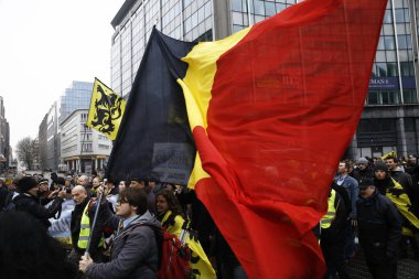 16 Aralık 2018'de Belçika'nın başkenti Brüksel'de Marakeş Göç Paktı'nı protesto eden aşırı sağcı destekçiler, Flanders bayrağını sallıyor.