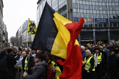 16 Aralık 2018'de Belçika'nın başkenti Brüksel'de Marakeş Göç Paktı'nı protesto eden aşırı sağcı destekçiler, Flanders bayrağını sallıyor.